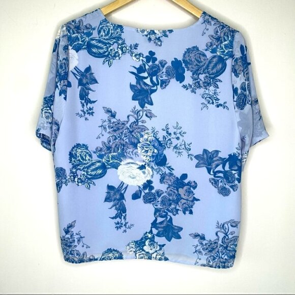Vince Camuto  floral print top with v-neckline and short sleeves - Picture 4 of 10